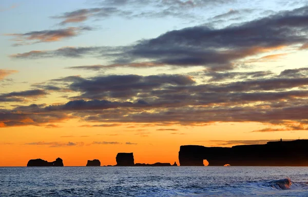 アイスランドの有名なランドマークであるレイニスフィヤラ ブラックビーチの夕日 — ストック写真