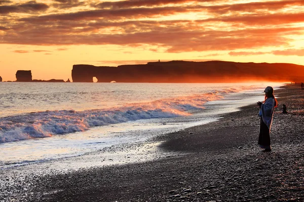 Luz Del Atardecer Playa Negra Reynisfjara Famoso Punto Referencia Islandia —  Fotos de Stock