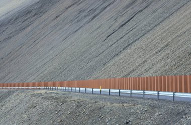 1. Yol veya Çevre Yolu (Hringvegur), adanın etrafında uzanan ve İzlanda, Avrupa 'da popüler turistik merkezleri birbirine bağlayan ulusal yol.