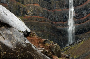 Hengifoss Kanyonu ve Hengifoss Şelalesi, İzlanda 'nın üçüncü en yüksek şelalesi bazaltik tabakalarla çevrili ve bazaltik katmanlar arasında kırmızı kil katmanları bulunuyor.