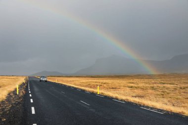 1. Yol veya Çevre Yolu (Hringvegur), adanın etrafında uzanan ve İzlanda, Avrupa 'da popüler turistik merkezleri birbirine bağlayan ulusal yol.