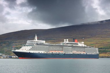 Eyjafjordur, İzlanda, Avrupa 'daki Akureyri limanında bir yolcu gemisi.