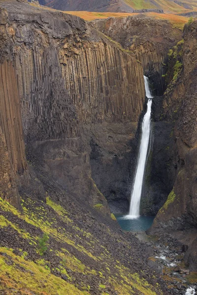 Hengifoss Canyon Med Hengifoss Vattenfall Islands Tredje Högsta Vattenfall Omges — Stockfoto