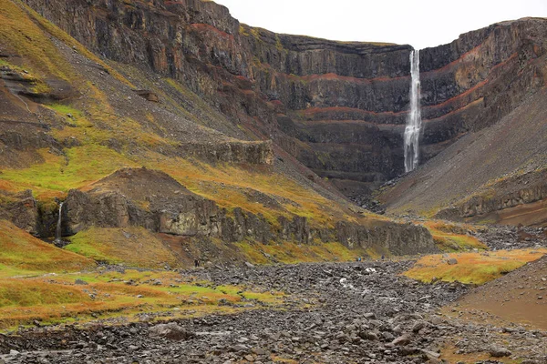 ヘンギフォスの滝のあるヘンギフォス峡谷は アイスランドで3番目に高い滝で 玄武岩層の間に赤い粘土層がある玄武岩層に囲まれています — ストック写真