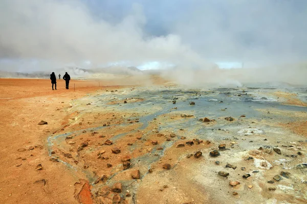 Turisté Navštěvující Geotermální Oblast Hverir Islandu Jezera Myvatn Island Evropa — Stock fotografie