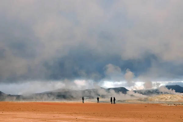 Los Turistas Que Visitan Región Geotérmica Hverir Islandia Cerca Del — Foto de Stock
