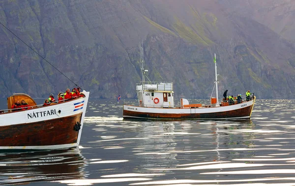 Barcos Turísticos Con Turistas Observación Ballenas Husavik Islandia Del Norte — Foto de Stock