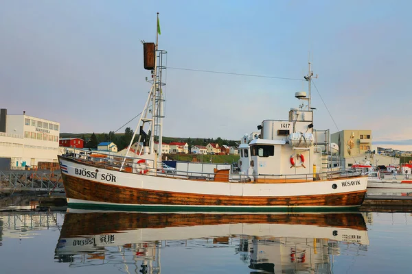 Barcos Turísticos Con Turistas Observación Ballenas Husavik Islandia Del Norte — Foto de Stock