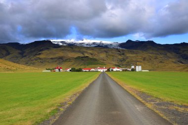 1. Yol veya Çevre Yolu (Hringvegur), adanın etrafında uzanan ve İzlanda, Avrupa 'da popüler turistik merkezleri birbirine bağlayan ulusal yol.