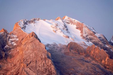 Marmolada Tepesi üzerinde renkli gündoğumu - 3343 metre, İtalya 'nın Dolomitler bölgesindeki en yüksek dağ.
