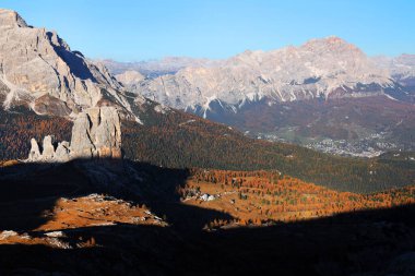 Cristallo Dağı Alp sonbahar manzarası, Dolomitler, İtalya