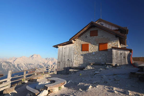 Rifugio Nuvolau Refúgio Mais Antigo Das Dolomitas Construído Cume Monte — Fotografia de Stock