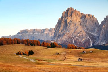 Alpe di Siusi (Seiser Alm) Dolomitleri, İtalya ve Avrupa 'da sonbahar gündoğumu manzarası