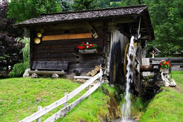奥地利一座古老的木制水磨坊的Idyllic视图 — 图库照片
