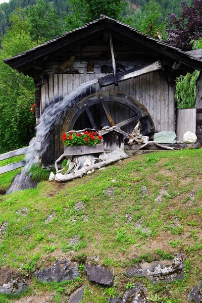 奥地利一座古老的木制水磨坊的Idyllic视图 — 图库照片