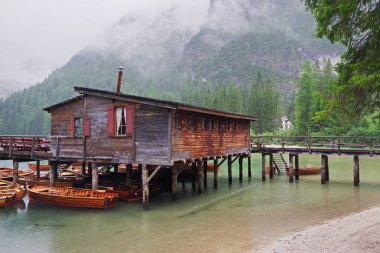 Lago di Braies, Dolomitler, İtalya, Avrupa 'da yağışlı hava