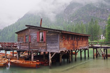 Lago di Braies, Dolomitler, İtalya, Avrupa 'da yağışlı hava