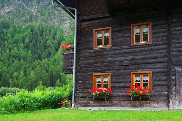 奥地利南蒂罗尔和欧洲的传统木制建筑 — 图库照片