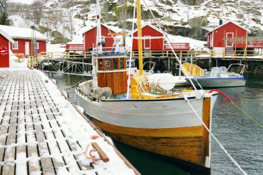  Nussfjord köyünün resmi, Lofoten Adaları. Norveç 'in su üzerindeki tarihi balıkçı köyü, Avrupa