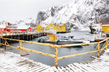  Nussfjord köyünün resmi, Lofoten Adaları. Norveç 'in su üzerindeki tarihi balıkçı köyü, Avrupa