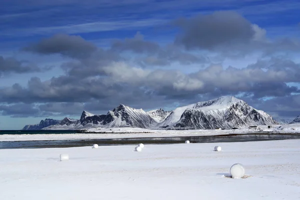 ノルウェー ロフトテン諸島のサンドボネンの冬の風景 — ストック写真