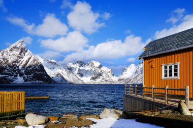 Lofoten Takımadaları, Norveç, Avrupa 'da geleneksel balıkçı kulübeleri