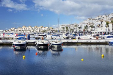 Marbella yakınlarındaki Puerto Banus Costa del Sol, Endülüs, Malaga, İspanya