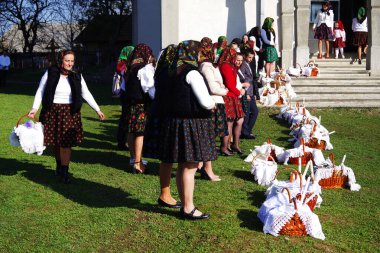 Yerel halk geleneksel giysiler içinde, Breb Village, Maramures, Romanya 'da Paskalya Tatillerini kutluyor