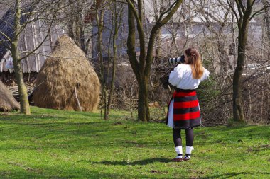 Yerel halk geleneksel giysiler içinde, Breb Village, Maramures, Romanya 'da Paskalya Tatillerini kutluyor