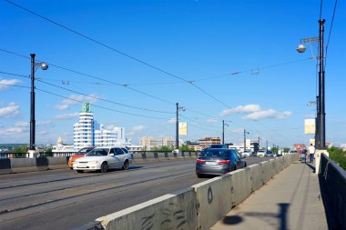 Irkutsk, Sibirya, Rusya 'nın merkezinde tipik Rus mimarisi olan sokak sahnesi
