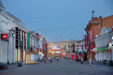 Irkutsk, Sibirya, Rusya 'nın merkezinde tipik Rus mimarisi olan sokak sahnesi