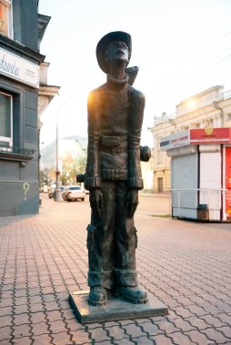 Irkutsk, Sibirya, Rusya 'nın merkezinde tipik Rus mimarisi olan sokak sahnesi