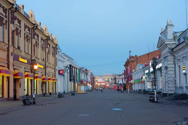 Irkutsk, Sibirya, Rusya 'nın merkezinde tipik Rus mimarisi olan sokak sahnesi