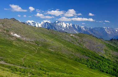 Altai Dağları, Sibirya, Rusya Federasyonu 'ndaki yaz dağları manzarası