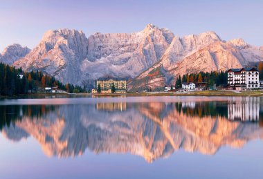 Sonbaharın sonlarında Misurina Gölü üzerinde sabah ışığı, Dolomitler, Güney Tyrol, İtalya