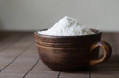 Kahverengi seramik bir kapta tuz. Rustik natürmort