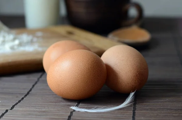 Ingrediënten voor zelfgebakken brood of pasta. Eieren, melk, bloem op een rustieke tafel. — Stockfoto