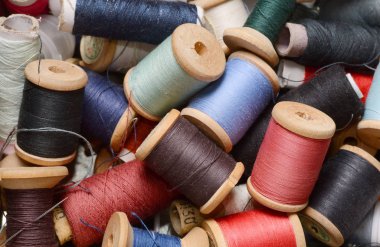 Vintage hipster arka planını çok çok renkli bobin üstten görünüm konuları. Atelier, dikiş aksesuarları zemin.