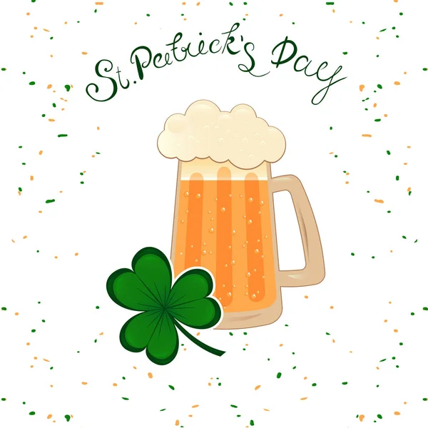 Feliz día de San Patricio con letras verde trébol trébol taza de cerveza. Diseño de plantilla de día festivo irlandés . — Vector de stock