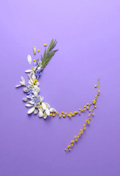 Okrągła rama kwiaty przebiśniegów, mimozy i wierzby. Kompozycja kwiatowa na fioletowym tle. — Zdjęcie stockowe