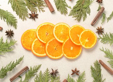 Portakal dilimleri, köknar ağaç dalları ve Baharatlar, cinamone, anason yıldız yapılmış yaratıcı Noel düzeni.