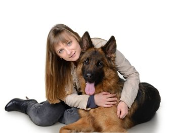 Genç kadın güzel kabarık Alman çoban köpeği beyaz arka plan karşı hugs