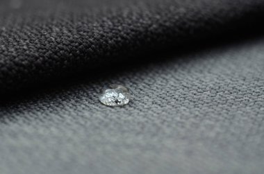 Su damlası gri topçu Tekstil üzerine kapatın. Kolay temiz, su geçirmez yüzeyler için kavram