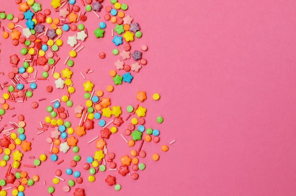 Üstten Görünüm düz renkli şeker dekor pembe kağıt üzerinde yatıyordu düzeni. Minimalist trendy arka plan.