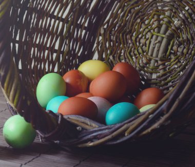 Kırsal bir tabloda geleneksel renkli yumurtalı Paskalya arka plan. Ortodoks ve Katolik tatil için yenilikçi stili arka plan