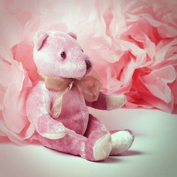 Fundo estilo Hipster com um urso de pelúcia rosa. Vintage foto filtrada . — Fotografia de Stock