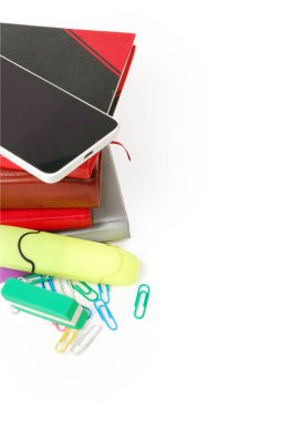 Grup okul malzemeleri, kitaplar, Günlükler, beyaz arka plan üzerinde izole cep telefonunuzla