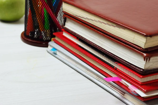 Grupo de material escolar, livros, diários, em uma mesa de madeira surfase. foto close-up — Fotografia de Stock