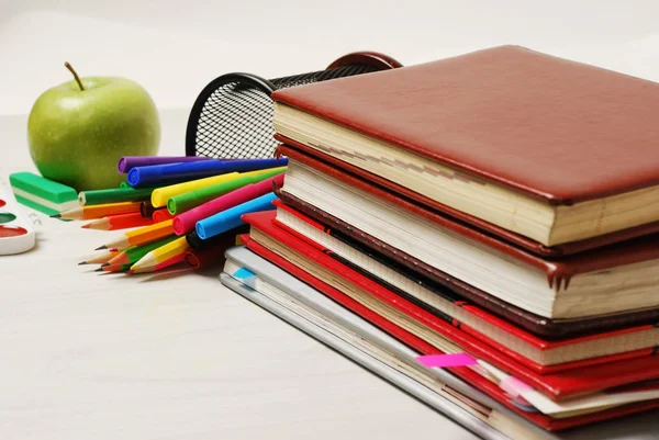 Group of school supplies, books, diaries, on a wooden table surfase. close-up photo — Stock Photo, Image