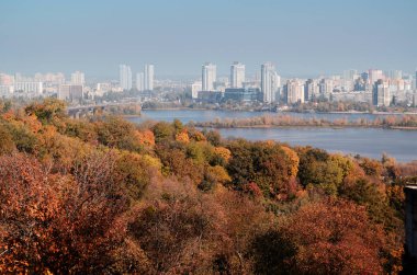 Modern Avrupa şehri kentsel peyzaj. Kiev ve Dnipro Nehri'nin sol kısmında Botanik Bahçe sonbaharda görüntüleyin.